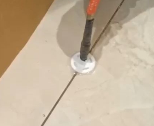 兴国瓷砖空鼓维修公司专业解答瓷砖在铺贴过程中，如果没有涂抹均匀到位的粘结材料（如水泥砂浆或瓷砖胶），可能会导致以下问题